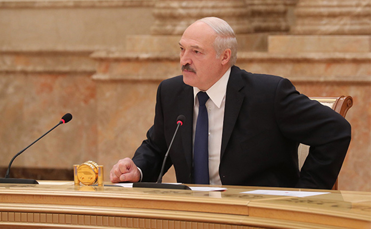 Лукашенко заявил о помощи Тихановской с выездом за границу