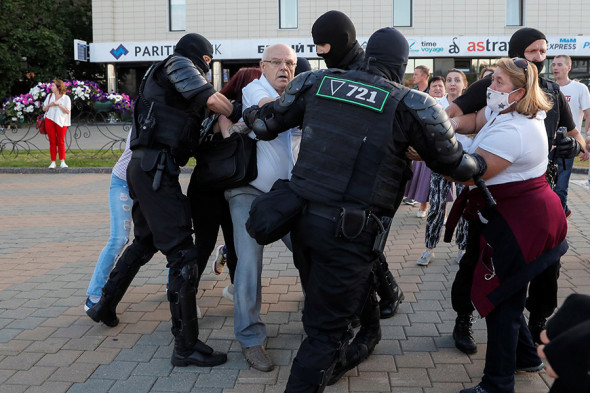 Второй вечер протестов в Минске. Фоторепортаж
