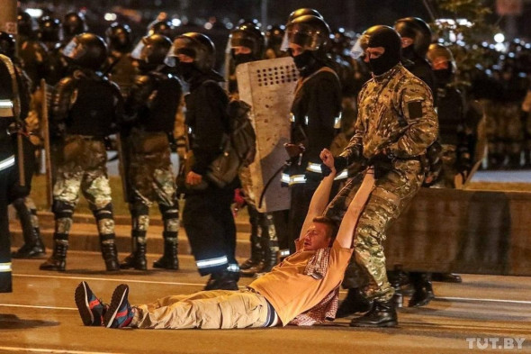 Столкновения протестующих с ОМОНом в Минске. Фоторепортаж