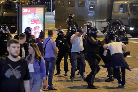 Второй вечер протестов в Минске. Фоторепортаж