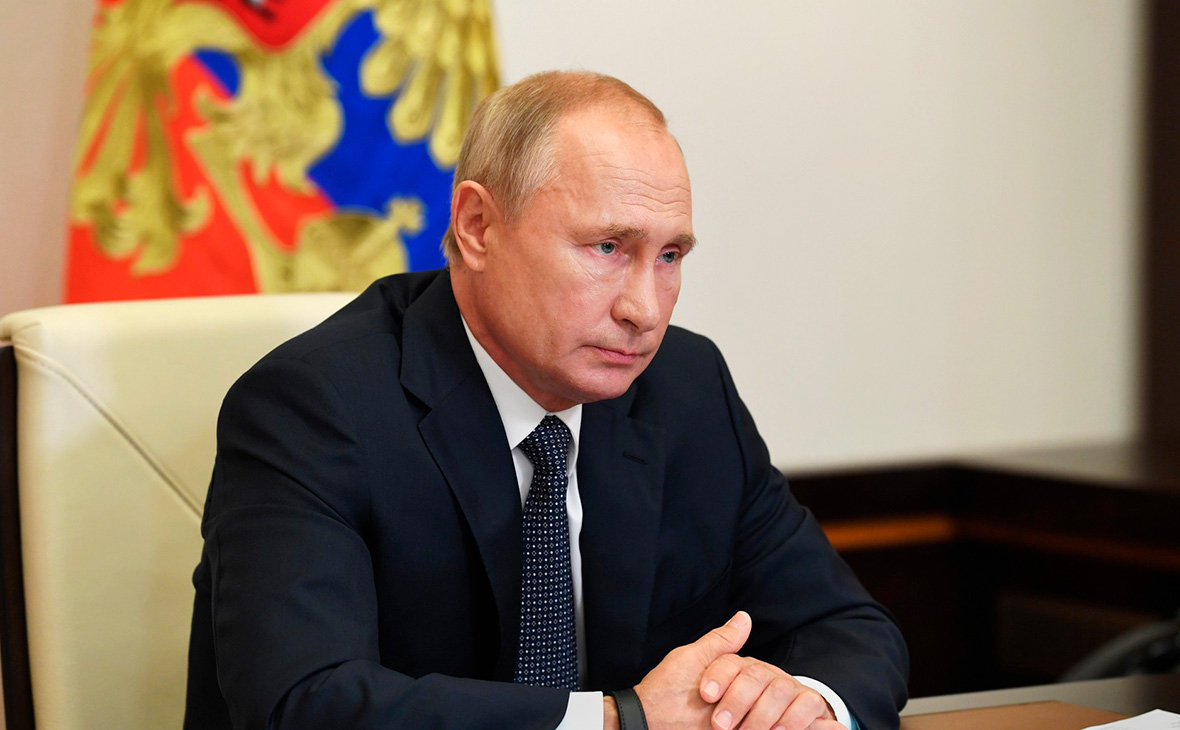Путин поручил сделать вакцинацию от коронавируса добровольной