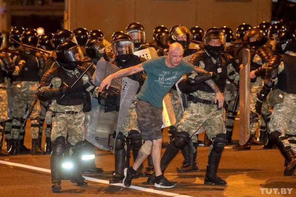 Столкновения протестующих с ОМОНом в Минске. Фоторепортаж