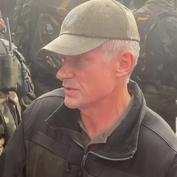 К протестующим у Дворца независимости в Минске вышел помощник Лукашенко
