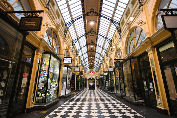 В Мельбурне повторно введен жесткий карантин. Фоторепортаж