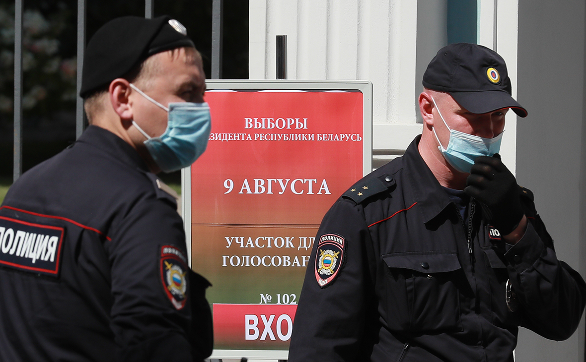 Полиция оттеснила людей от посольства Белоруссии в Москве