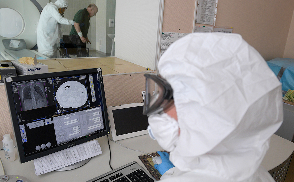 Мишустин продлил стимулирующие выплаты врачам за борьбу с COVID-19