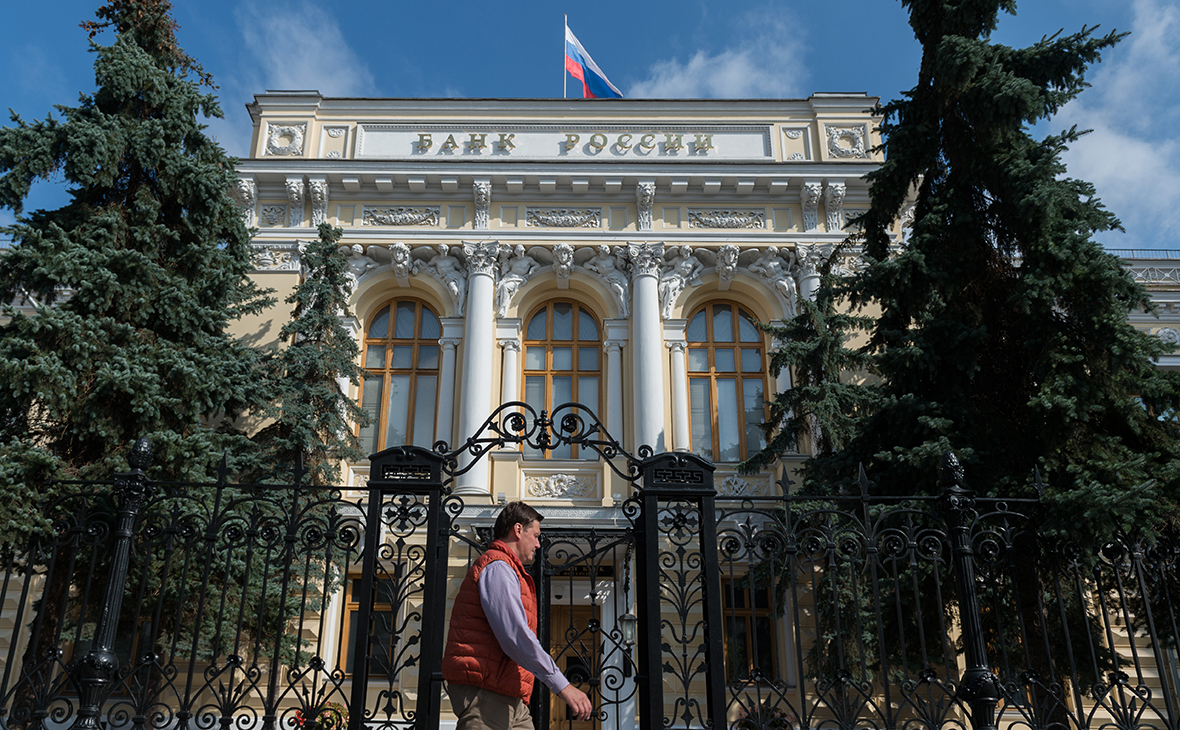 ЦБ начнет продажу валюты от сделки со Сбербанком на фоне ослабления рубля