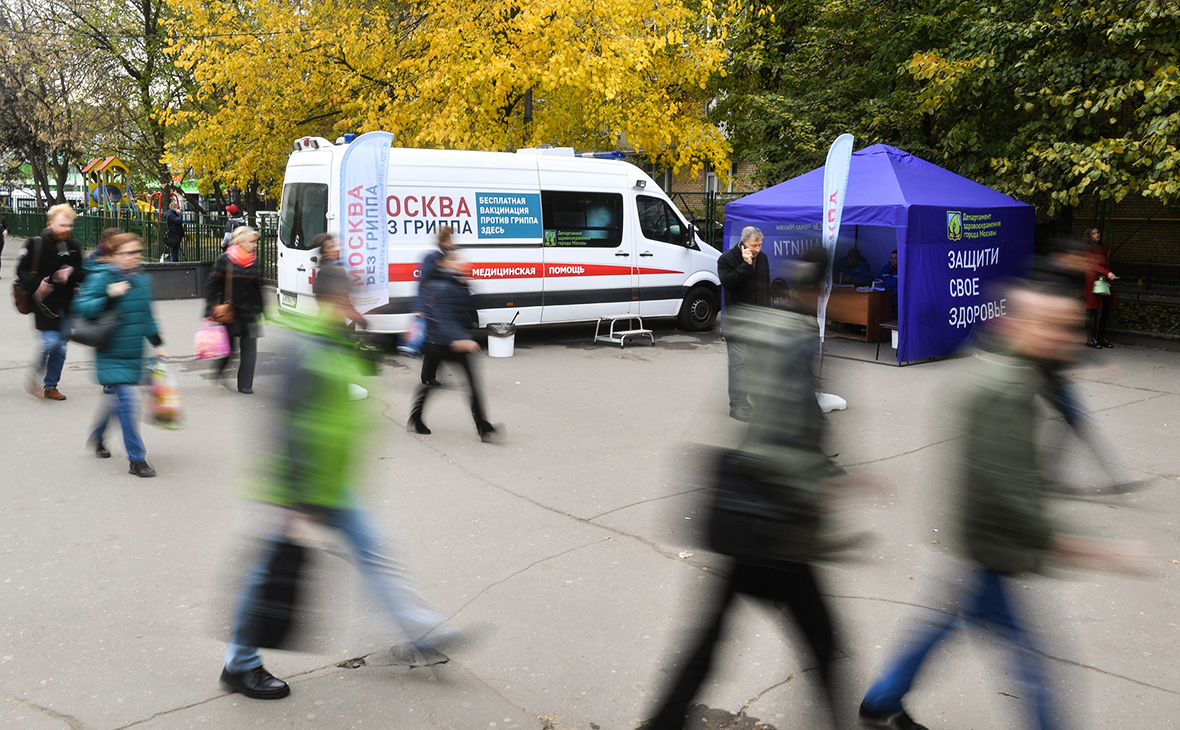 Россияне не смогут привиться зарубежной вакциной от гриппа до конца осени