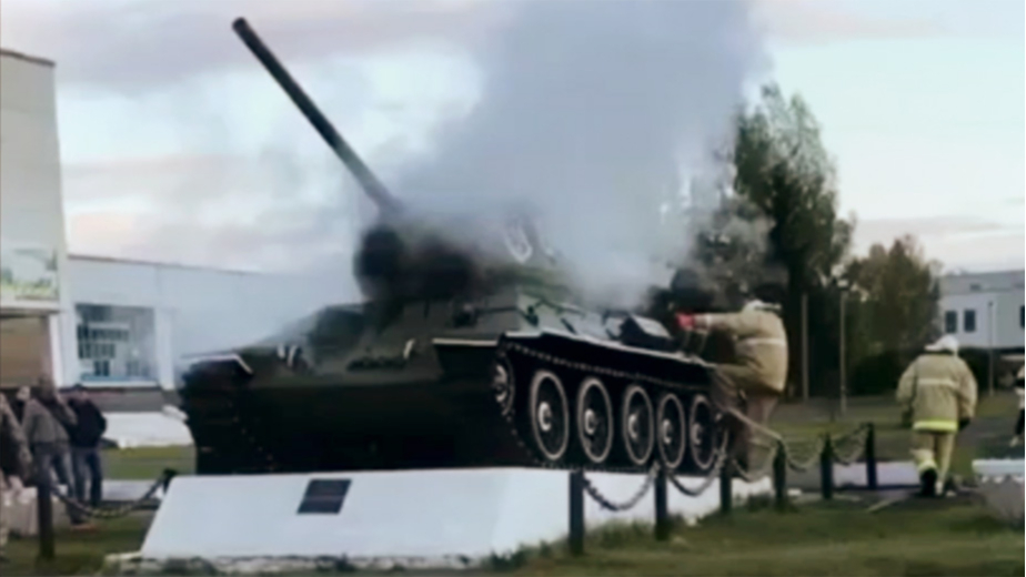 В Нижегородской области загорелся танк-памятник Т-34