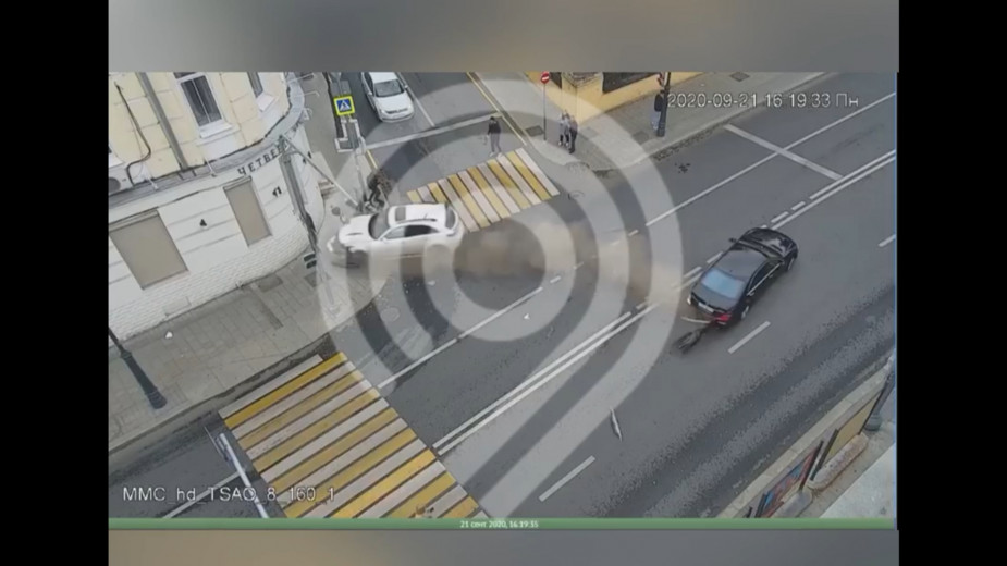 Появилось видео со сбивающей пешеходов на переходе в Москве Infiniti