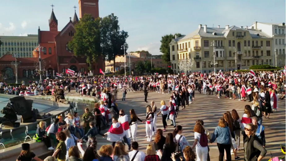 В Минске на площади Независимости протестующие начали водить хороводы