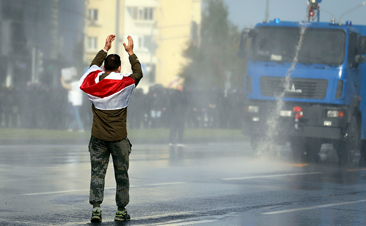 В Минске протестующие сломали водомет