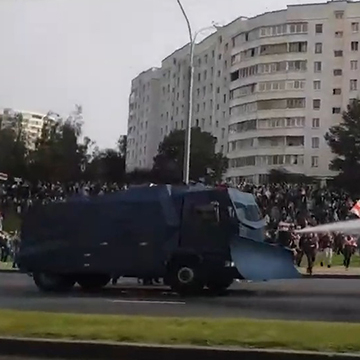 В Минске протестующие сломали водомет