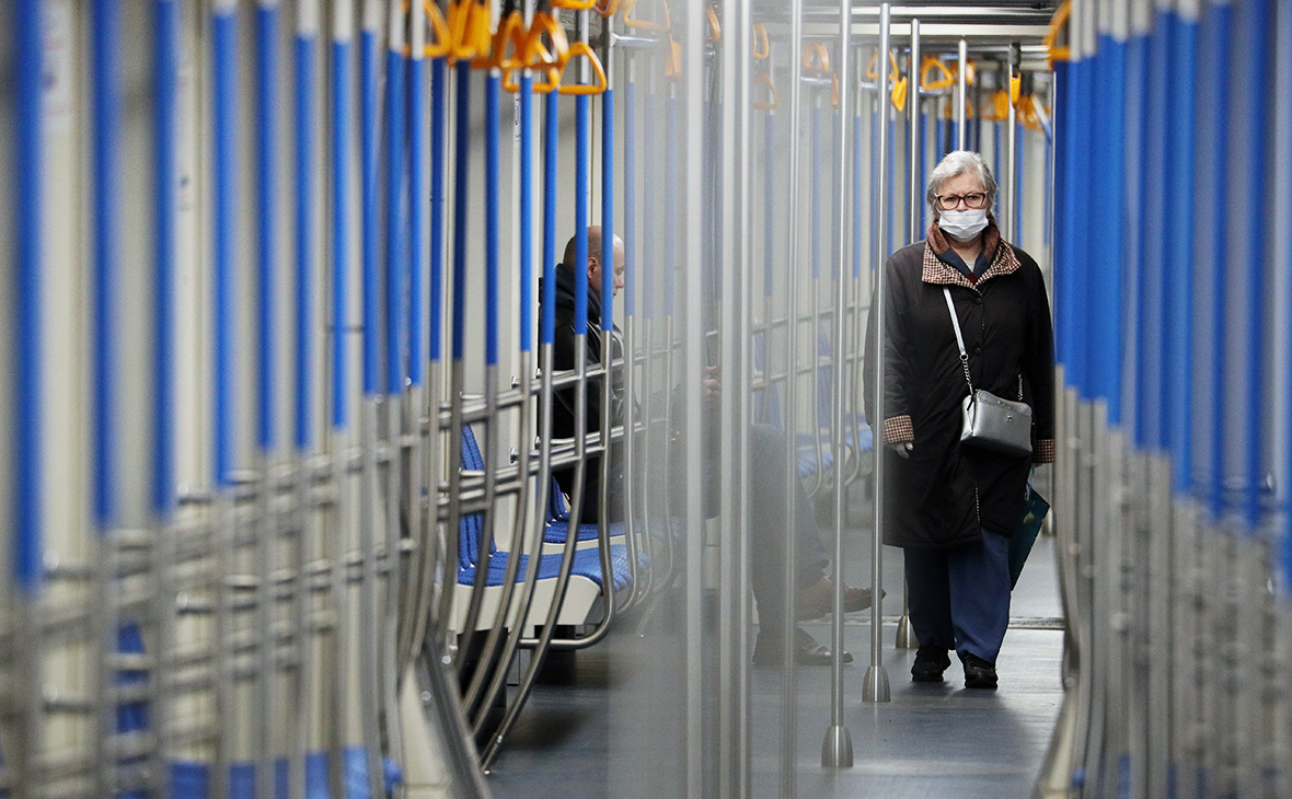 Власти Москвы пообещали рейды и проверки в метро для контроля масок