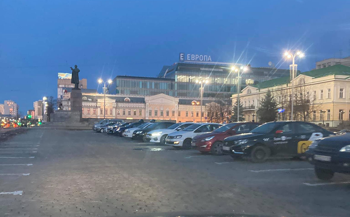Таксисты вышли к мэрии Екатеринбурга из-за указа о перегородках