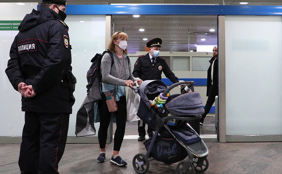 Власти раскрыли схему слежки за прибывшими из-за рубежа в начале пандемии