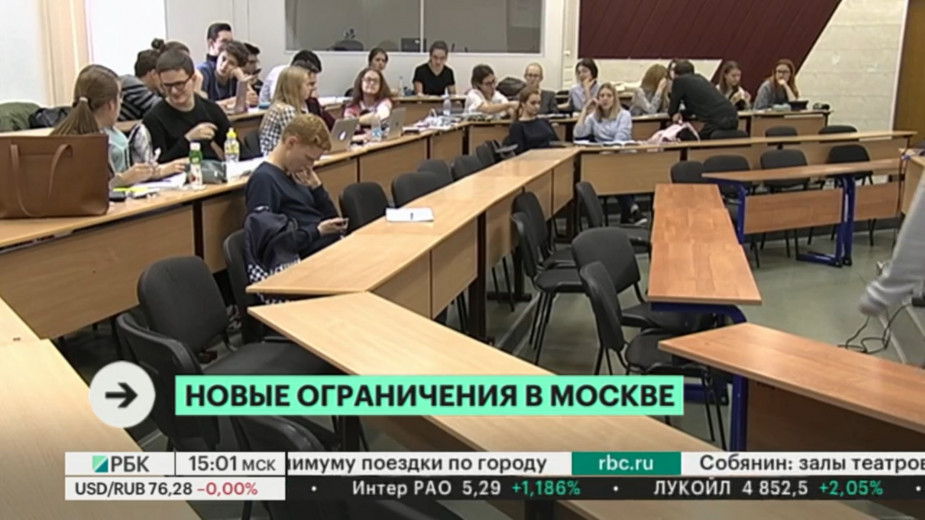 В Москве отменили новогодние елки и решили оставить катки