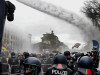 В Берлине протестующих против закона о карантине разогнали из водометов