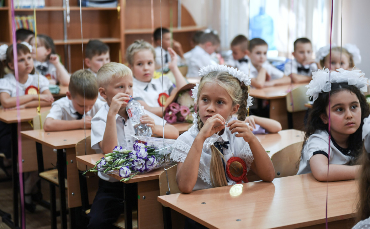 Роспотребнадзор предложил продлить меры из-за COVID в школах до 2022 года