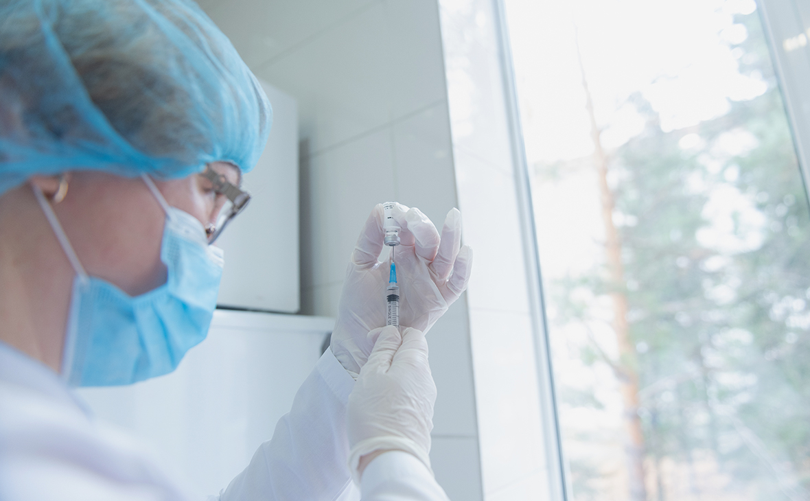 Глава НМИЦ Минздрава сравнила эффективность вакцины Гамалеи и Pfizer