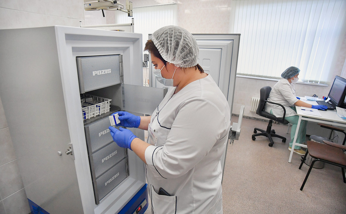 Минздрав утвердил предельную отпускную цену для вакцины «Спутник V»