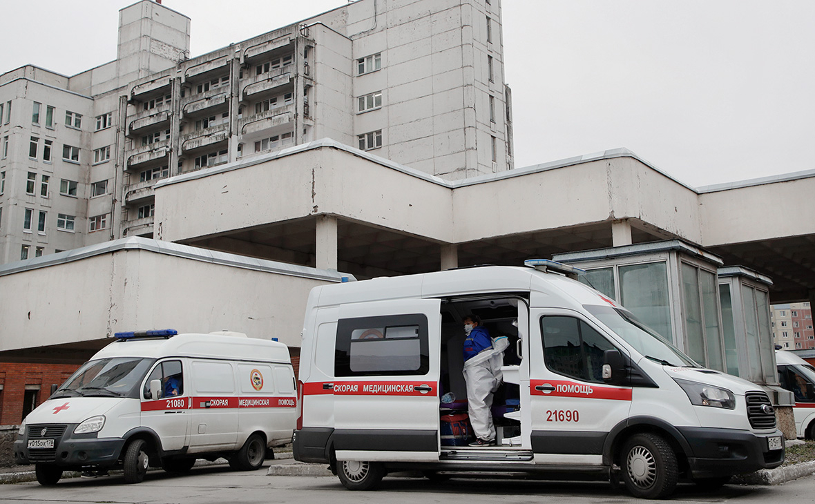 Власти Петербурга назвали напряженной ситуацию в городе из-за COVID-19