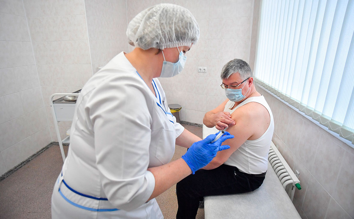 Минздрав внес вакцинацию от COVID в календарь профилактических прививок
