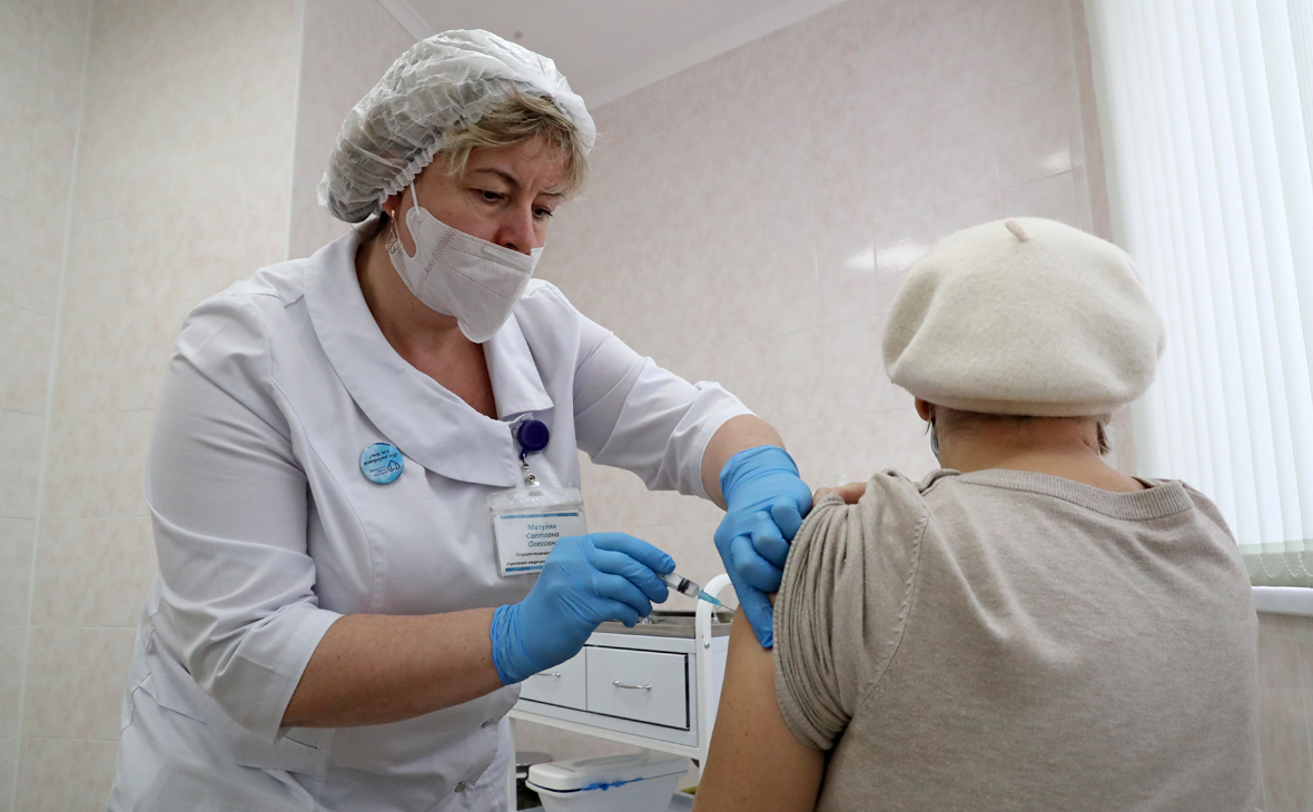 Глава Центра Гамалеи оценил число привитых от коронавируса россиян