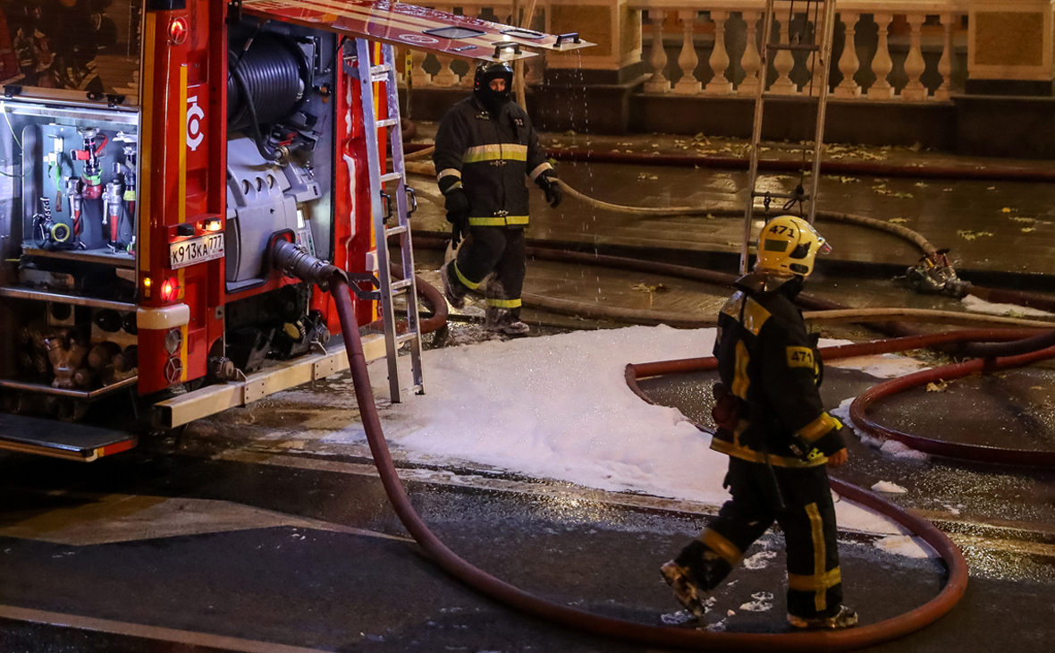 Два человека погибли в пожаре в квартире в Москве