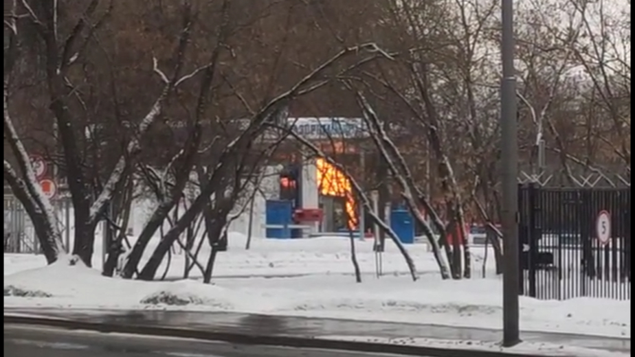 На северо-западе Москвы загорелся топливозаправщик