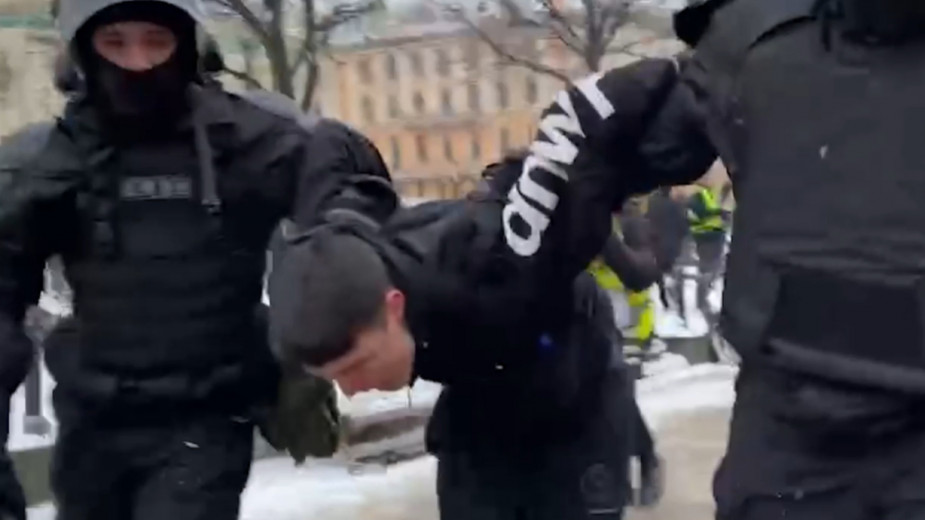Задержания и стычки с ОМОНом на акциях протеста 31 января. Видео