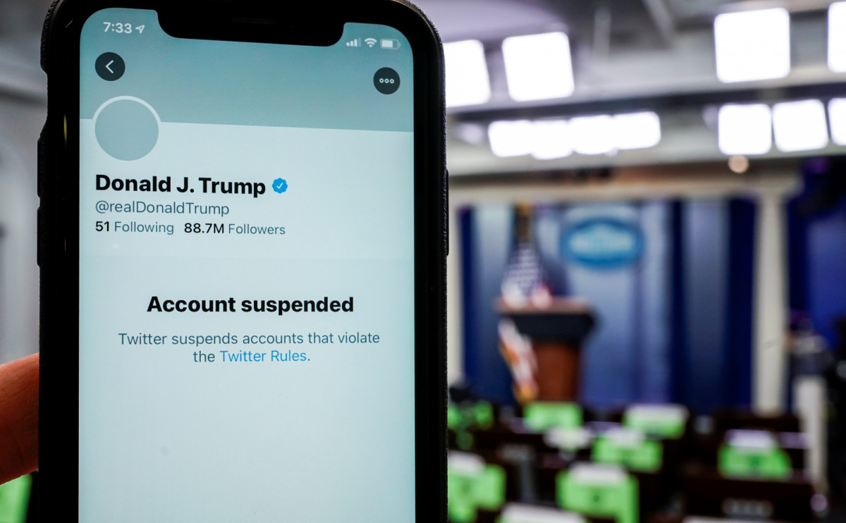 Американские сервисы начали блокировать аккаунты сторонников Трампа