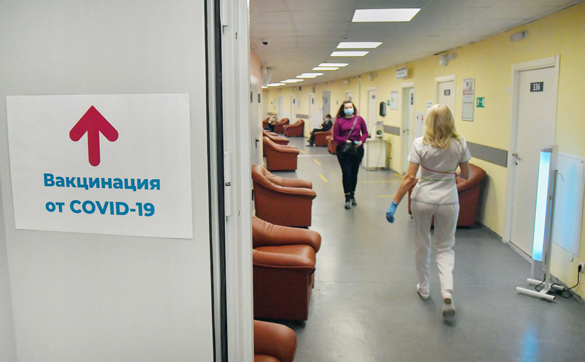 Эксперт назвал время вакцинации для переболевших COVID