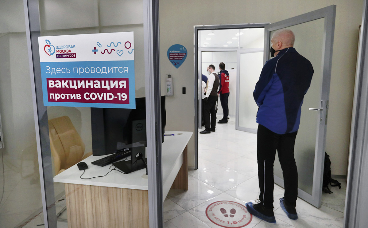 Эксперты оценили возможность вакцинировать до 70% россиян к середине года