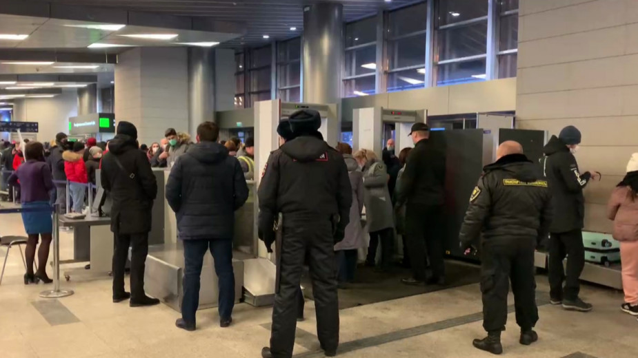 Навальный вылетел из Берлина в Москву