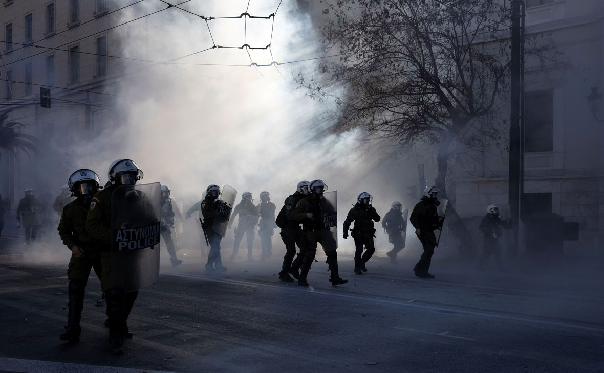 Полиция Греции применила слезоточивый газ на митинге против карантина