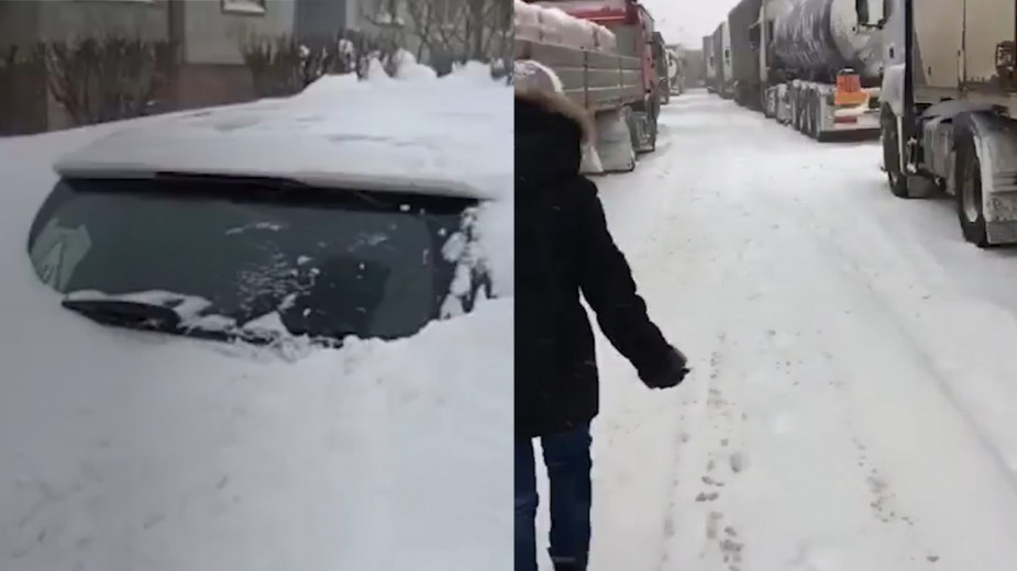 Как пешеходы и водители выбираются из снежных завалов в Москве. Видео