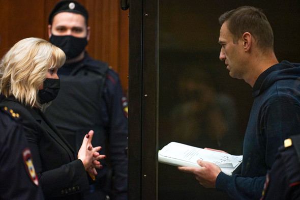 Как прошел день суда над Навальным. Фоторепортаж
