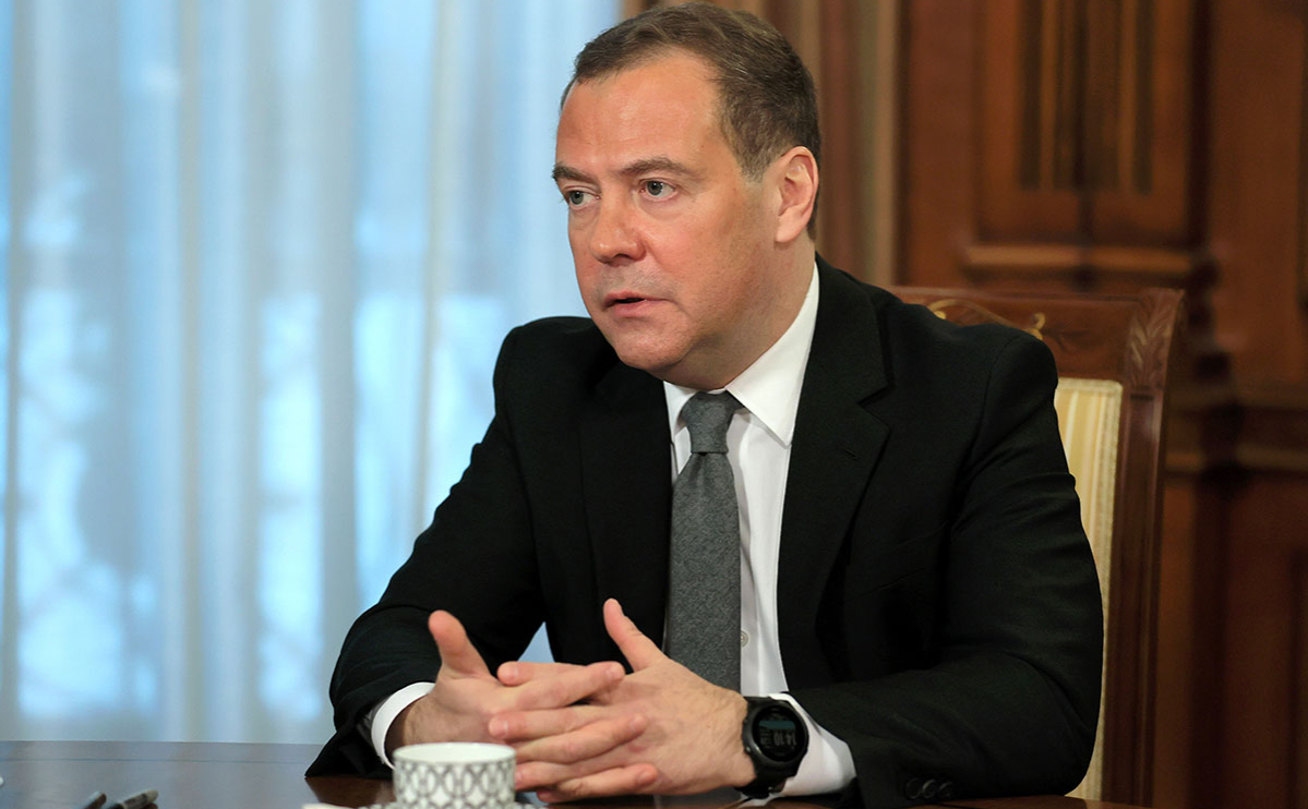 Медведев привился от коронавируса