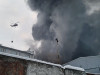 Тушить горящий на площади 1 тыс. кв. м ангар в Москве отправили вертолеты