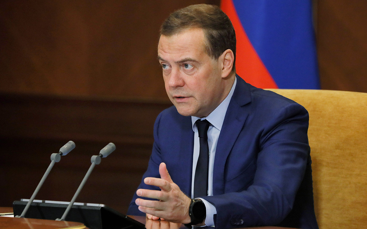 Медведев предложил ограничивать доступ к сайтам с поддельными документами