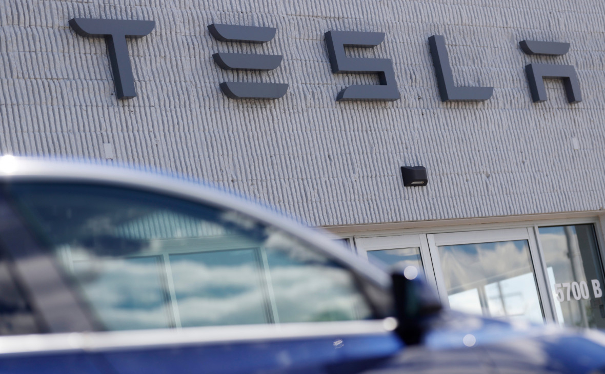 На открытом в карантин заводе Tesla в США выявили сотни случаев COVID-19