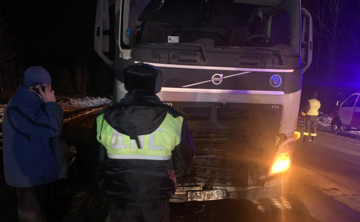 Пять человек погибли в ДТП с грузовиком в Свердловской области