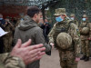 Зеленский в каске и бронежилете спустился в окопы к военным в Донбассе