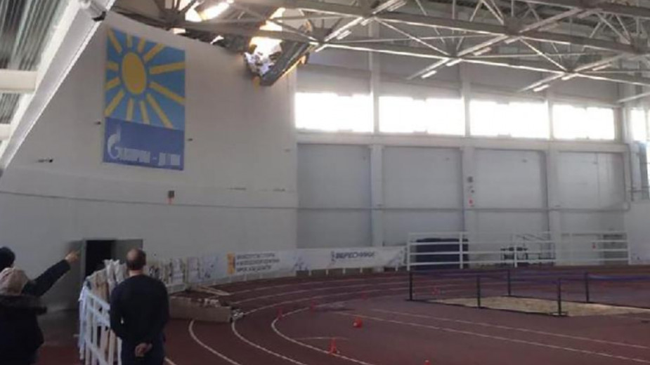 В кировском спорткомплексе частично обрушилась кровля. Видео
