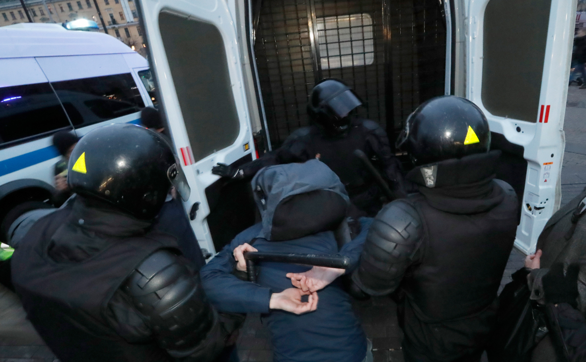 В МВД объяснили применение электрошокера при задержаниях в Петербурге