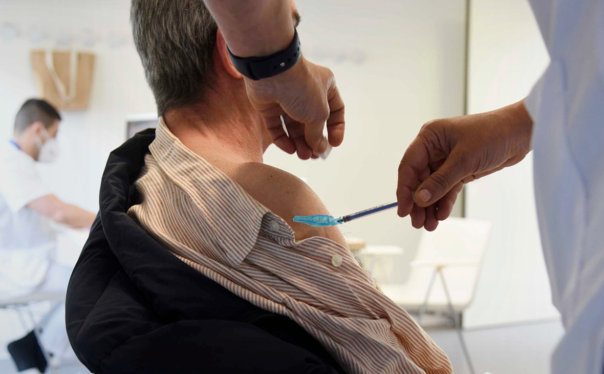Британия сообщила о 30 случаях тромбоза после вакцинации AstraZeneca