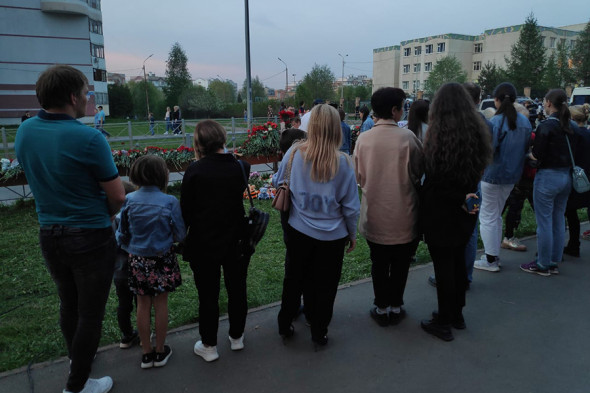 Мемориал в память о жертвах атаки в казанской школе. Фоторепортаж