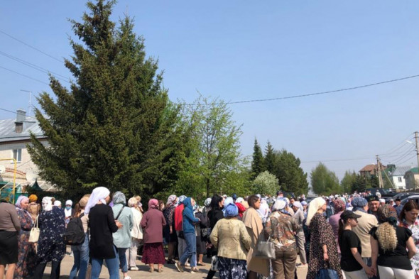 В Казани простились с жертвами стрельбы в школе. Фоторепортаж