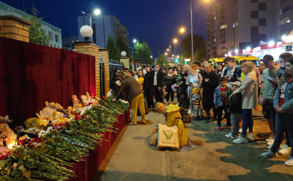 Мемориал в память о жертвах атаки в казанской школе. Фоторепортаж